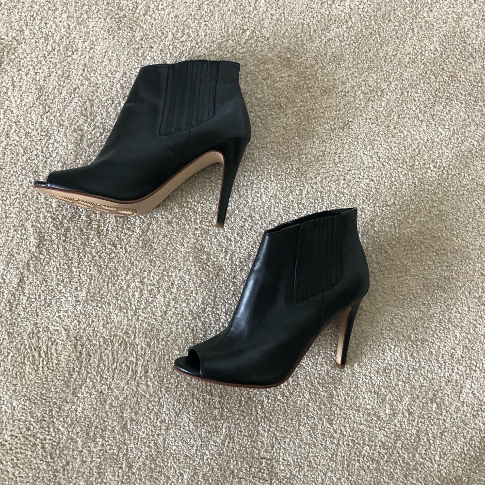 Halogen open toe 4“ heel booties